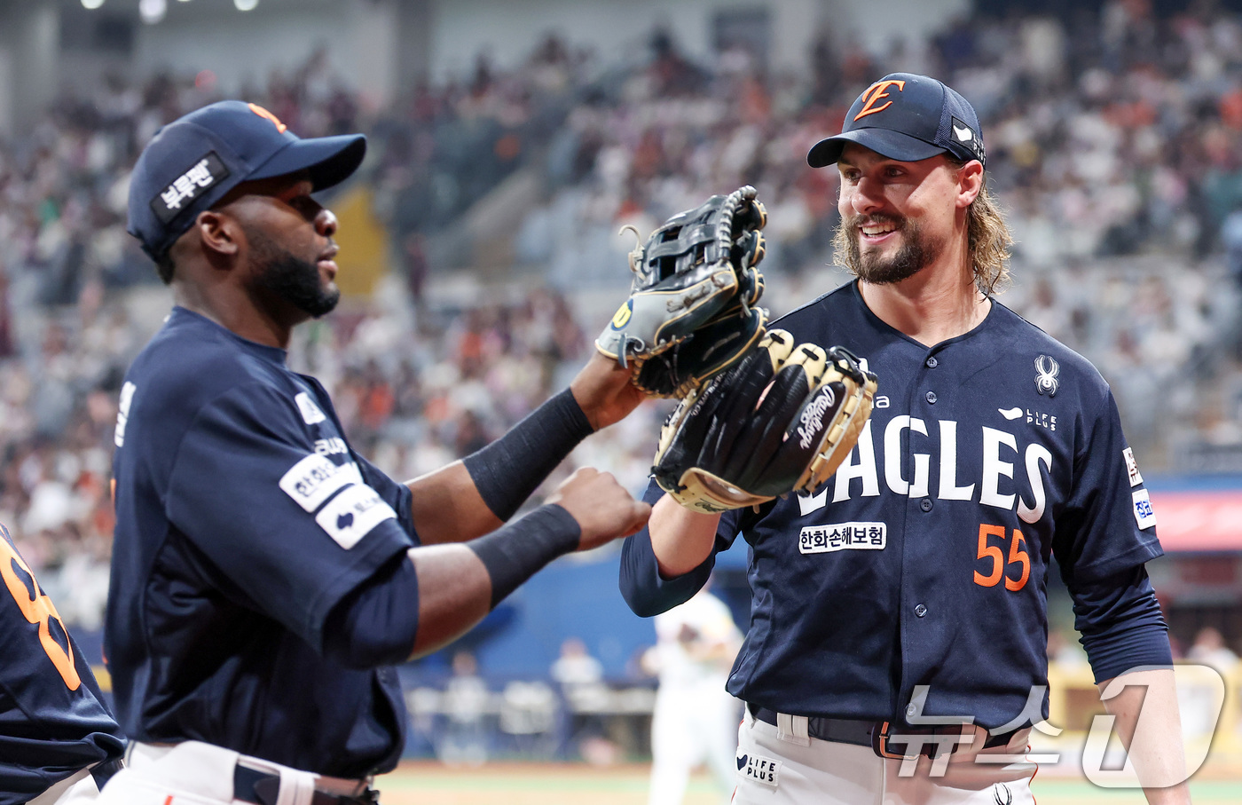 (서울=뉴스1) 김성진 기자 = 11일 서울 구로구 고척스카이돔에서 열린 '2025 신한 SOL뱅크 KBO리그' 한화 이글스와 키움 히어로즈의 경기, 한화 선발 와이스가 3회말 2 …