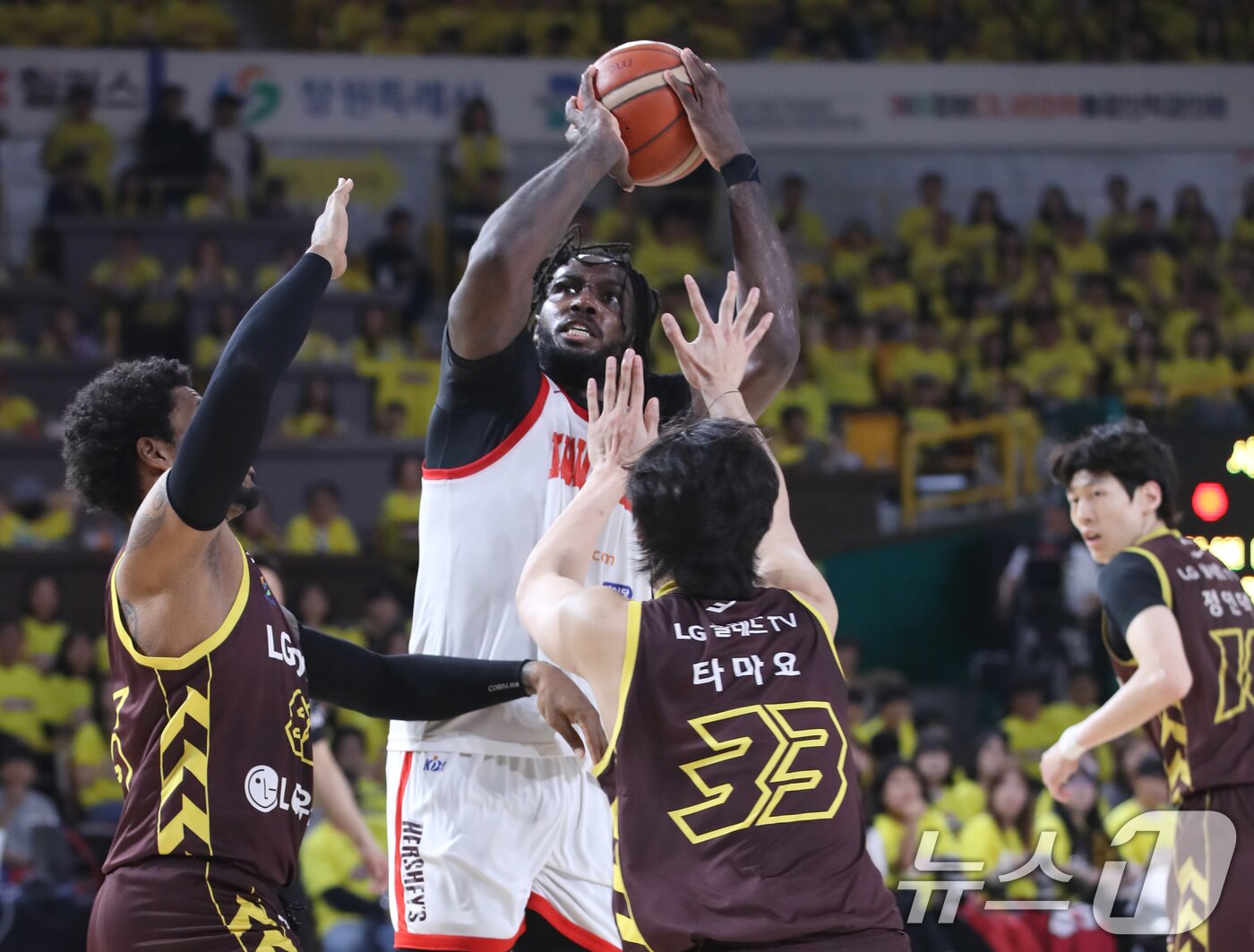 본문 이미지 - 11일 오후 경남 창원 성산구 창원체육관에서 열린 &#39;2024-25 KCC 프로농구 챔피언결정전 4차전&#39; 창원 LG 세이커스와 서울 SK 나이츠의 경기에서 SK 자밀 워니가 슛을 시도하고 있다. 2025.5.11/뉴스1 ⓒ News1 윤일지 기자