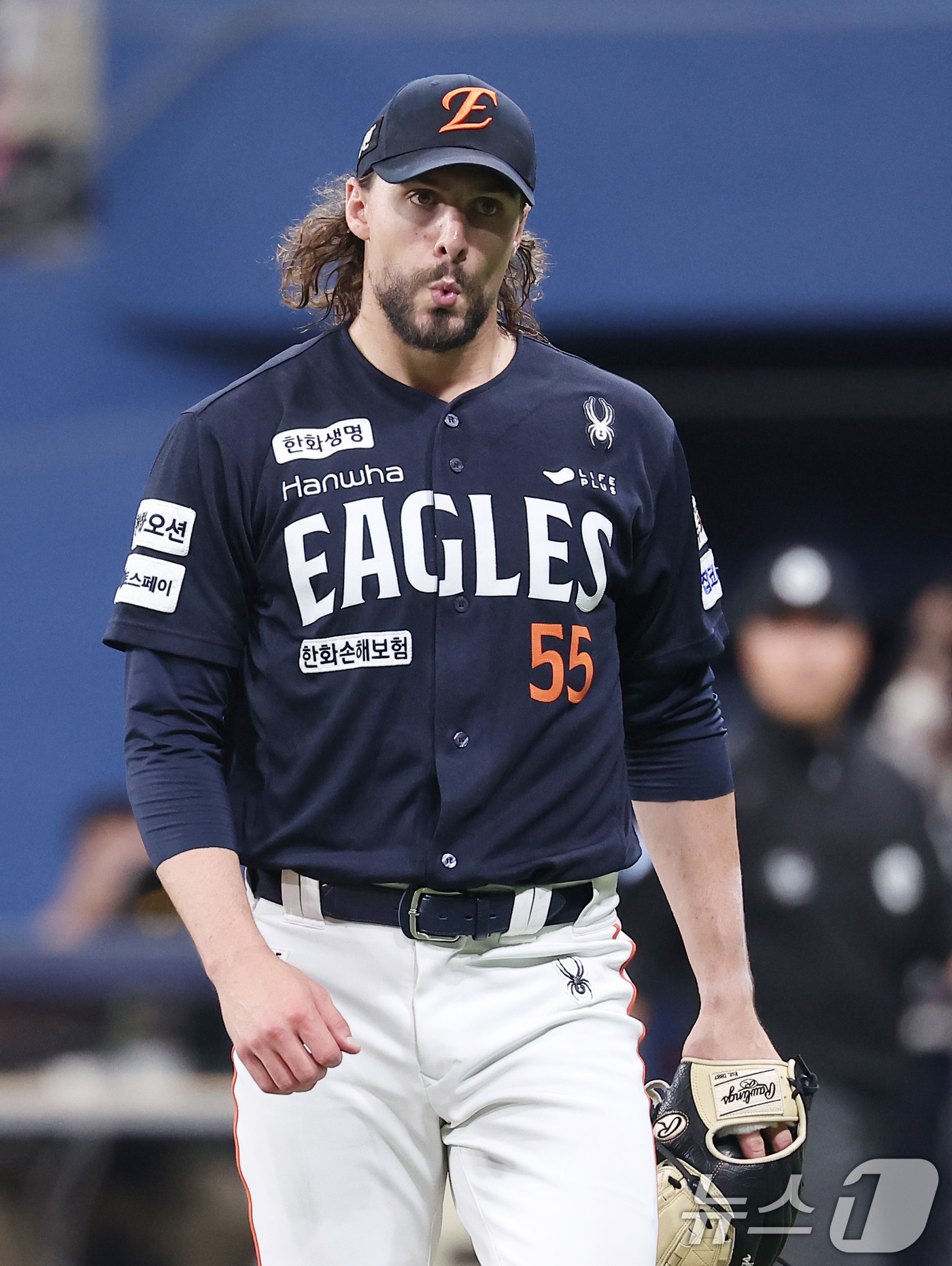 (서울=뉴스1) 김성진 기자 = 11일 서울 구로구 고척스카이돔에서 열린 '2025 신한 SOL뱅크 KBO리그' 한화 이글스와 키움 히어로즈의 경기, 한화 선발 와이스가 3회말 2 …
