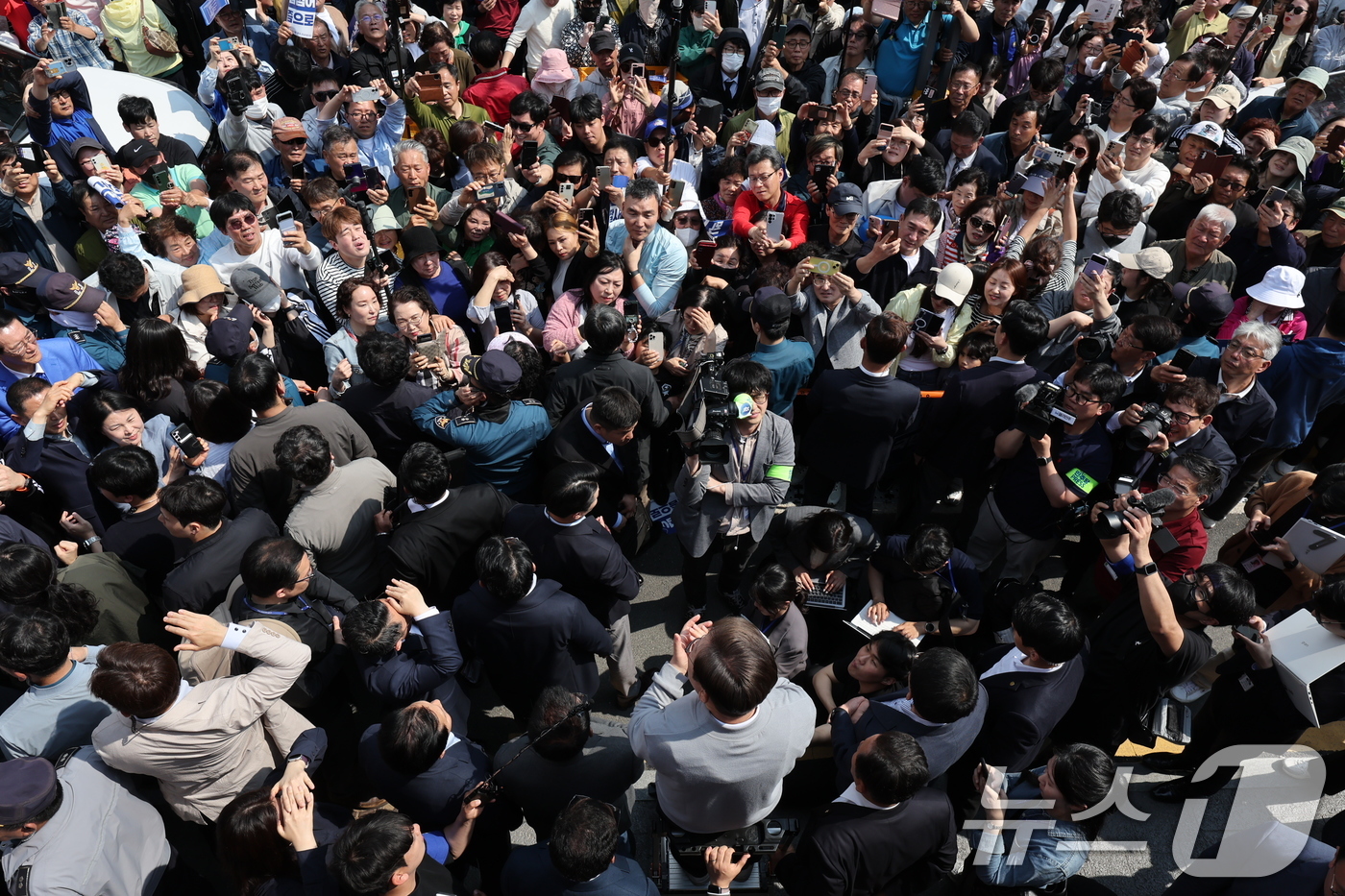 (서울=뉴스1) 이재명 기자 = 경청투어에 나선 이재명 더불어민주당 대통령 후보가 11일 오후 전남 영암군에 도착해 시민들을 향해 인사하고 있다. 2025.5.11/뉴스1