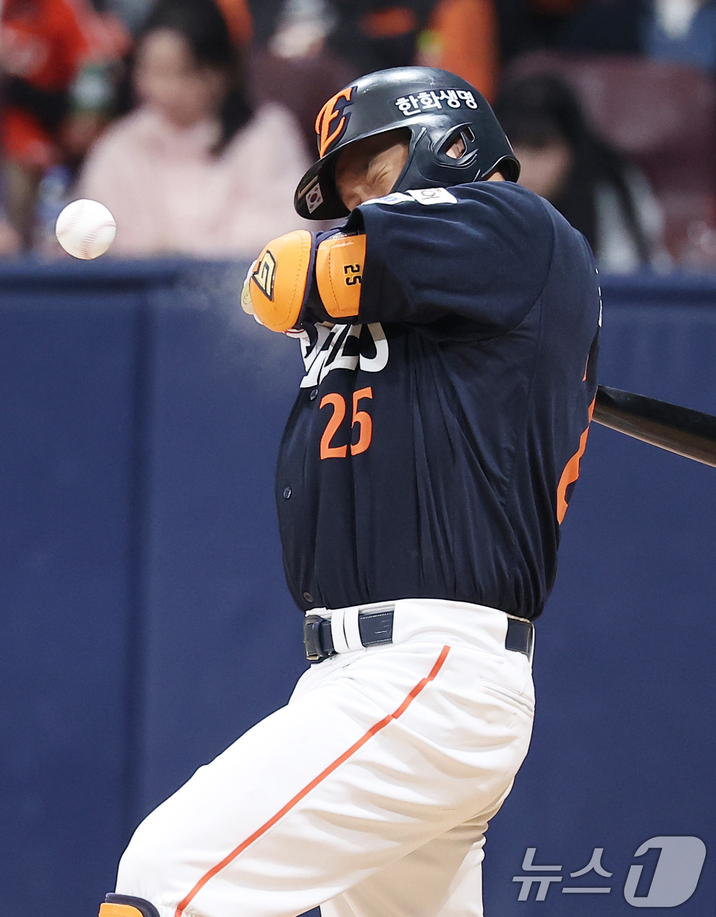 (서울=뉴스1) 김성진 기자 = 11일 서울 구로구 고척스카이돔에서 열린 '2025 신한 SOL뱅크 KBO리그' 한화 이글스와 키움 히어로즈의 경기, 한화 김태연이 4회초 2사 상 …