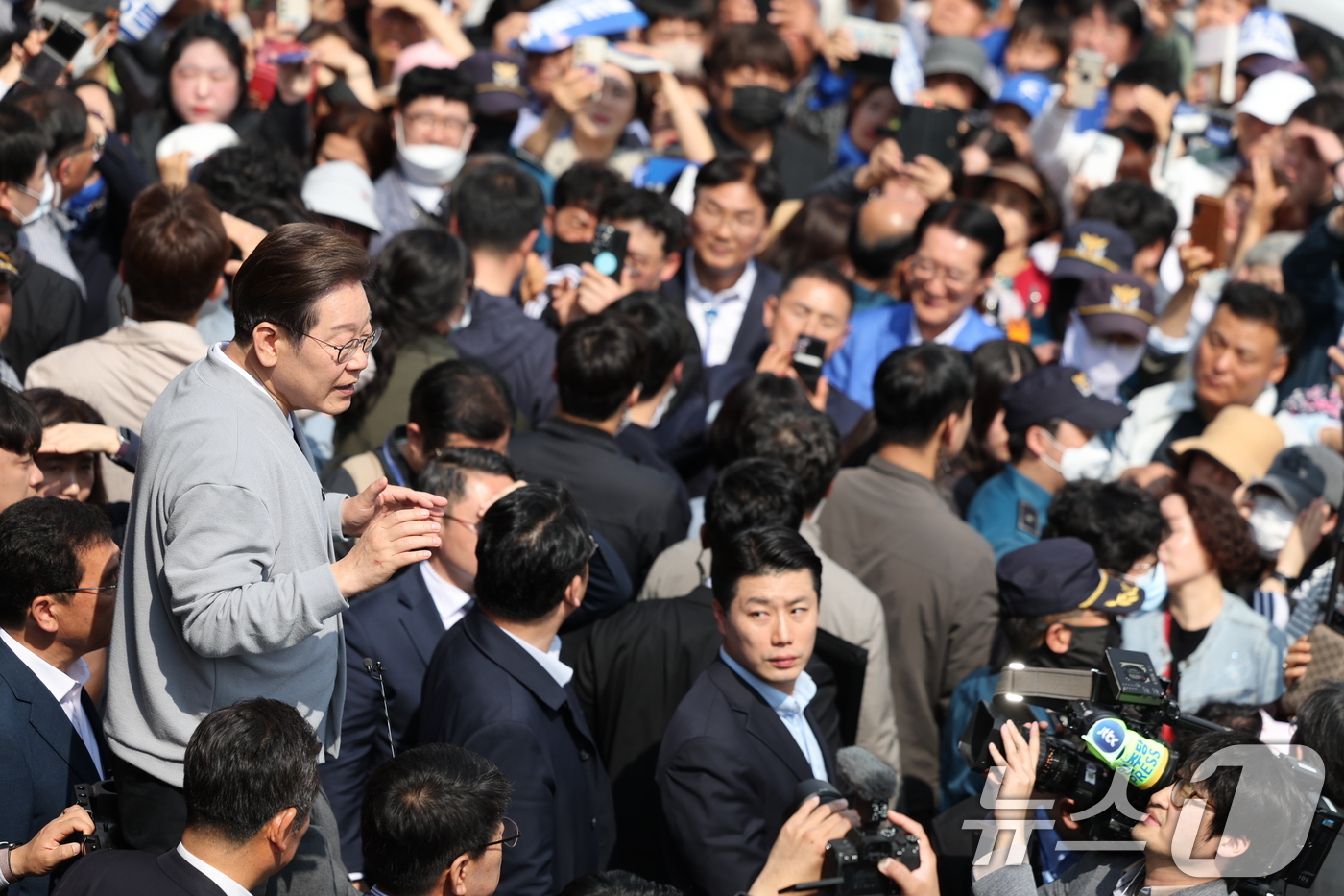 (서울=뉴스1) 이재명 기자 = 경청투어에 나선 이재명 더불어민주당 대통령 후보가 11일 오후 전남 영암군에 도착해 시민들을 향해 인사하고 있다. 2025.5.11/뉴스1