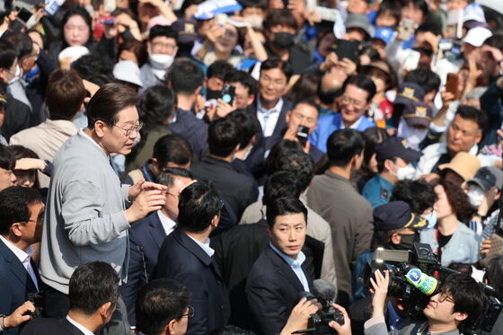 이재명 "김문수 내란 비호 후보…헌정파괴 동조 사과부터"