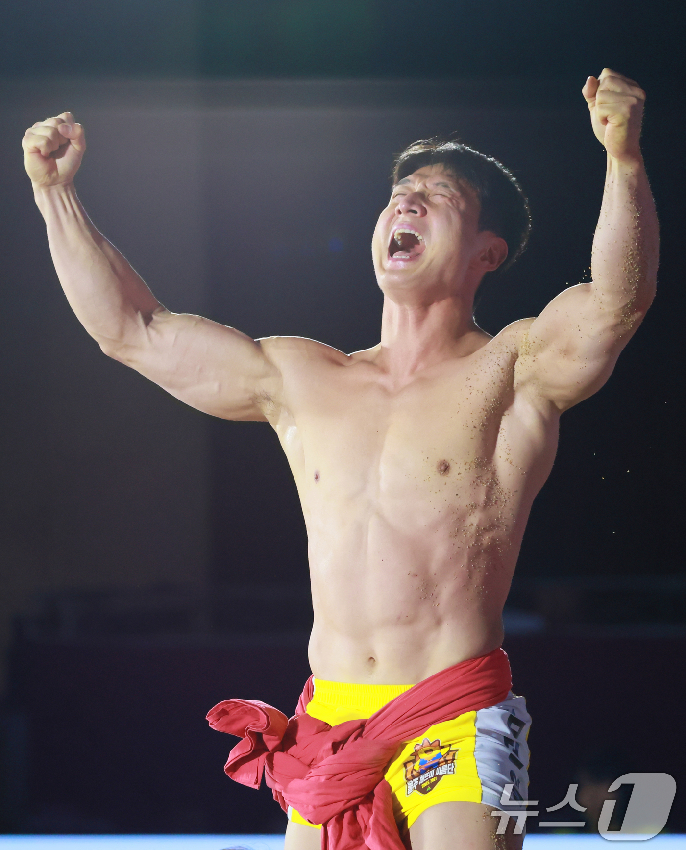 (서울=뉴스1) = 11일 대전 유성구 국립한밭대학교 체육관에서 열린 ‘위더스제약 2025 민속씨름 유성온천장사씨름대회’ 소백장사(72kg이하)에 등극한 김덕일(울주군청)이 우승 …