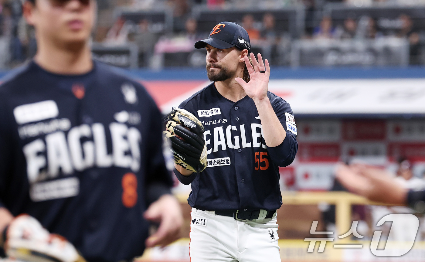 (서울=뉴스1) 김성진 기자 = 11일 서울 구로구 고척스카이돔에서 열린 '2025 신한 SOL뱅크 KBO리그' 한화 이글스와 키움 히어로즈의 경기, 한화 선발 와이스가 4회말 2 …