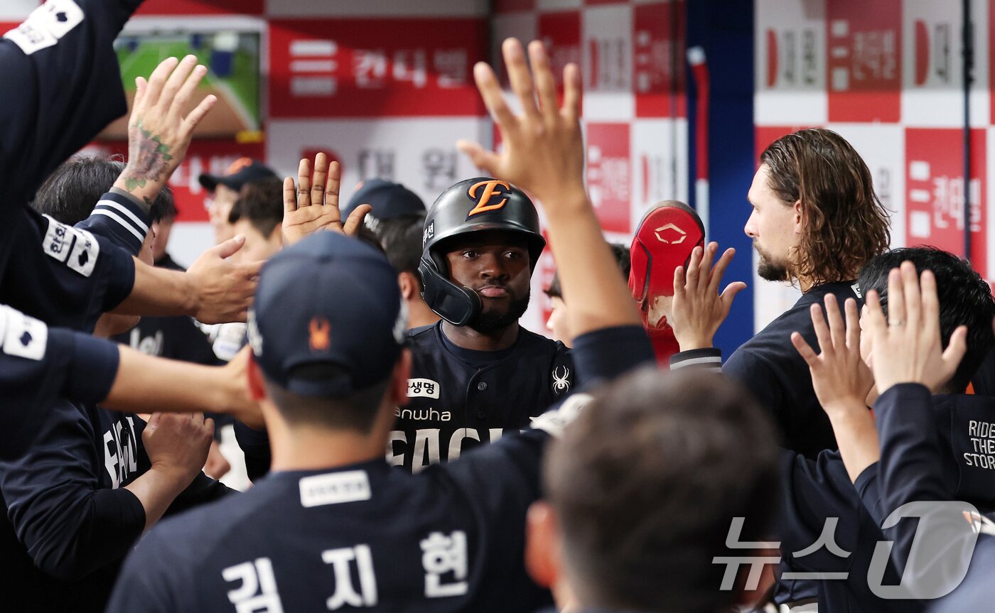 본문 이미지 - 11일 서울 구로구 고척스카이돔에서 열린 &#39;2025 신한 SOL뱅크 KBO리그&#39; 한화 이글스와 키움 히어로즈의 경기, 한화 플로리얼이 5회초 2사 3루 노시환의 1타점 적시타 때 득점을 올린 후 더그아웃에서 하이파이브를 하고 있다. 2025.5.11/뉴스1 ⓒ News1 김성진 기자