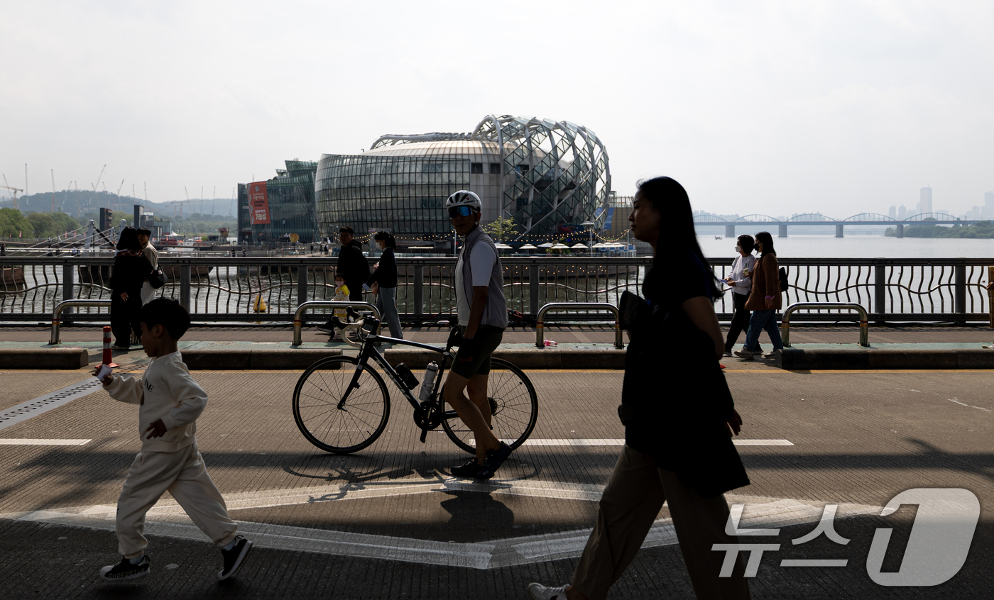 (서울=뉴스1) 이승배 기자 = 11일 오후 서울 서초구 잠수교에서 열린 '차 없는 잠수교 뚜벅뚜벅 축제'를 찾은 시민들이 발걸음을 옮기고 있다. 2025.5.11/뉴스1