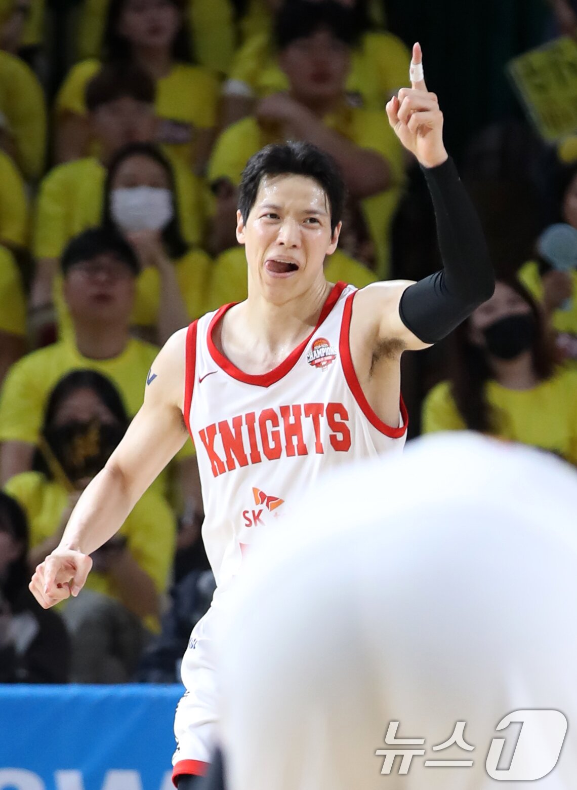 본문 이미지 - 11일 오후 경남 창원 성산구 창원체육관에서 열린 &#39;2024-25 KCC 프로농구 챔피언결정전 4차전&#39; 창원 LG 세이커스와 서울 SK 나이츠의 경기에서 SK 김선형이 득점에 성공한 후 세리머니를 하고 있다. 2025.5.11/뉴스1 ⓒ News1 윤일지 기자
