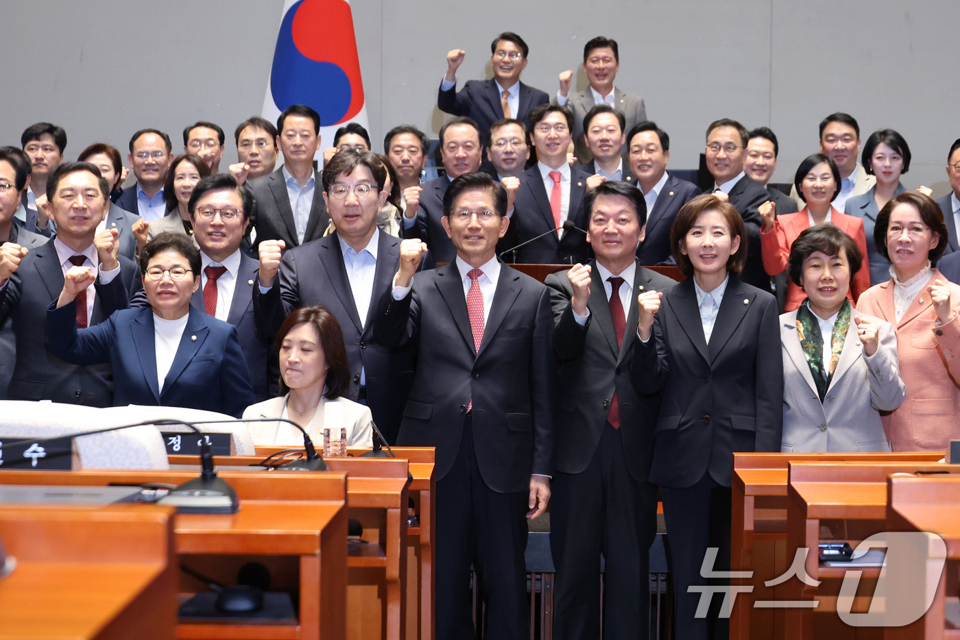 (서울=뉴스1) 이광호 기자 = 김문수 국민의힘 대통령 후보와 권성동 원내대표를 비롯한 의원들이 11일 오후 서울 여의도 국회에서 열린 의원총회에서 파이팅을 외치며 기념촬영을 하고 …