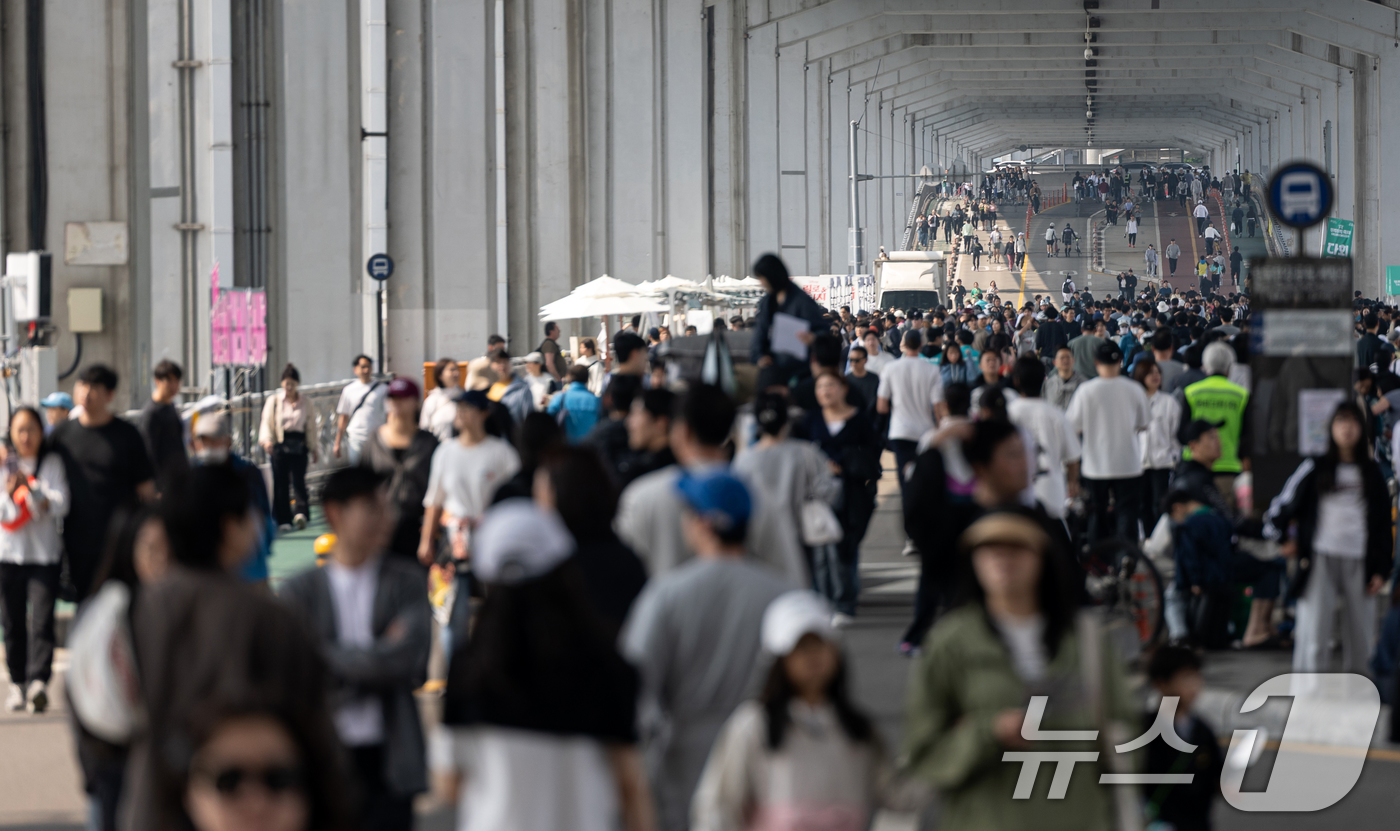 (서울=뉴스1) 이승배 기자 = 11일 오후 서울 서초구 잠수교에서 열린 '차 없는 잠수교 뚜벅뚜벅 축제'를 찾은 시민들이 발걸음을 옮기고 있다. 2025.5.11/뉴스1