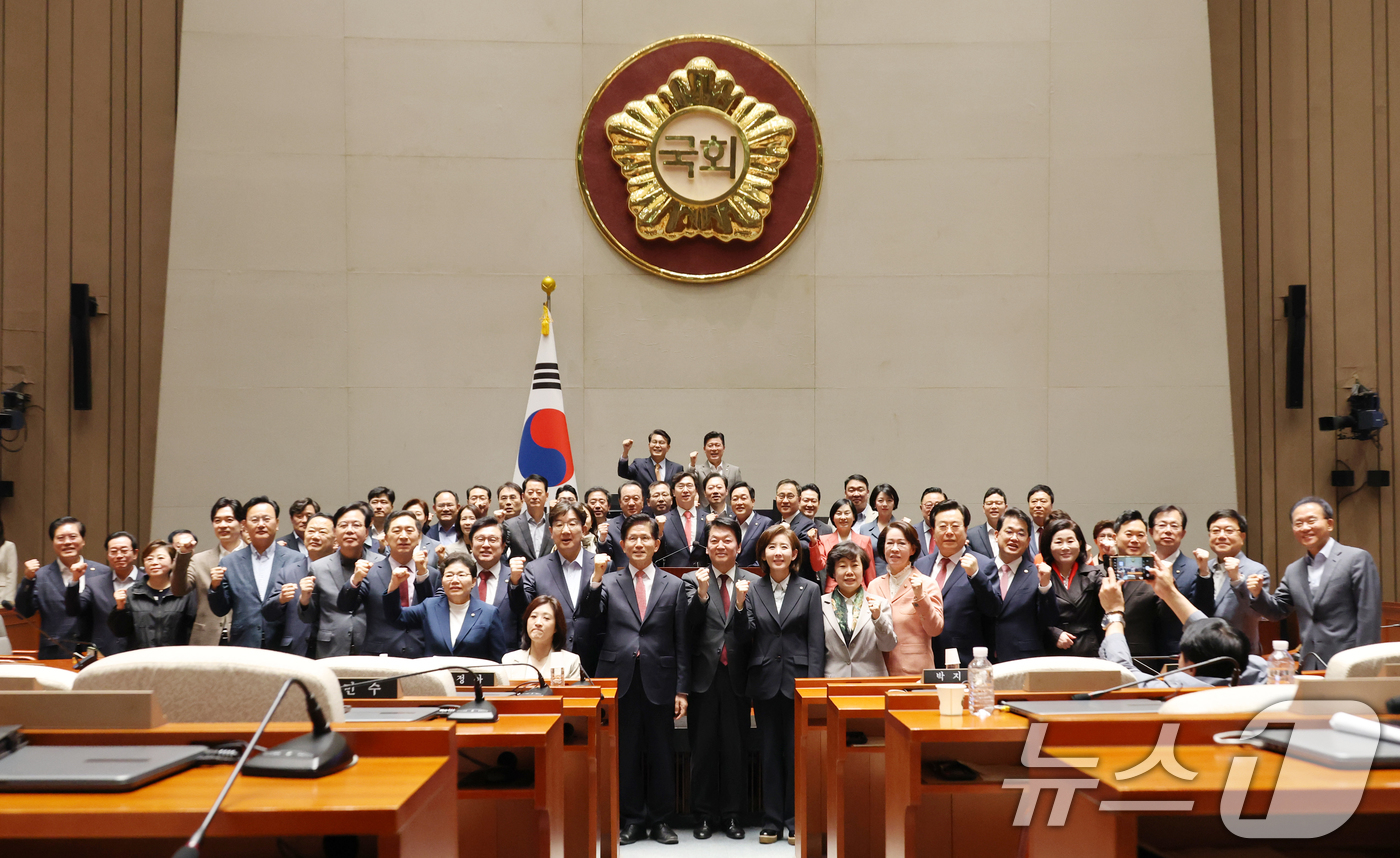 (서울=뉴스1) 이광호 기자 = 김문수 국민의힘 대통령 후보와 권성동 원내대표를 비롯한 의원들이 11일 오후 서울 여의도 국회에서 열린 의원총회에서 파이팅을 외치며 기념촬영을 하고 …