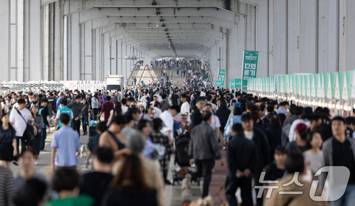 (서울=뉴스1) 이승배 기자 = 11일 오후 서울 서초구 잠수교에서 열린 '차 없는 잠수교 뚜벅뚜벅 축제'를 찾은 시민들이 발걸음을 옮기고 있다. 2025.5.11/뉴스1