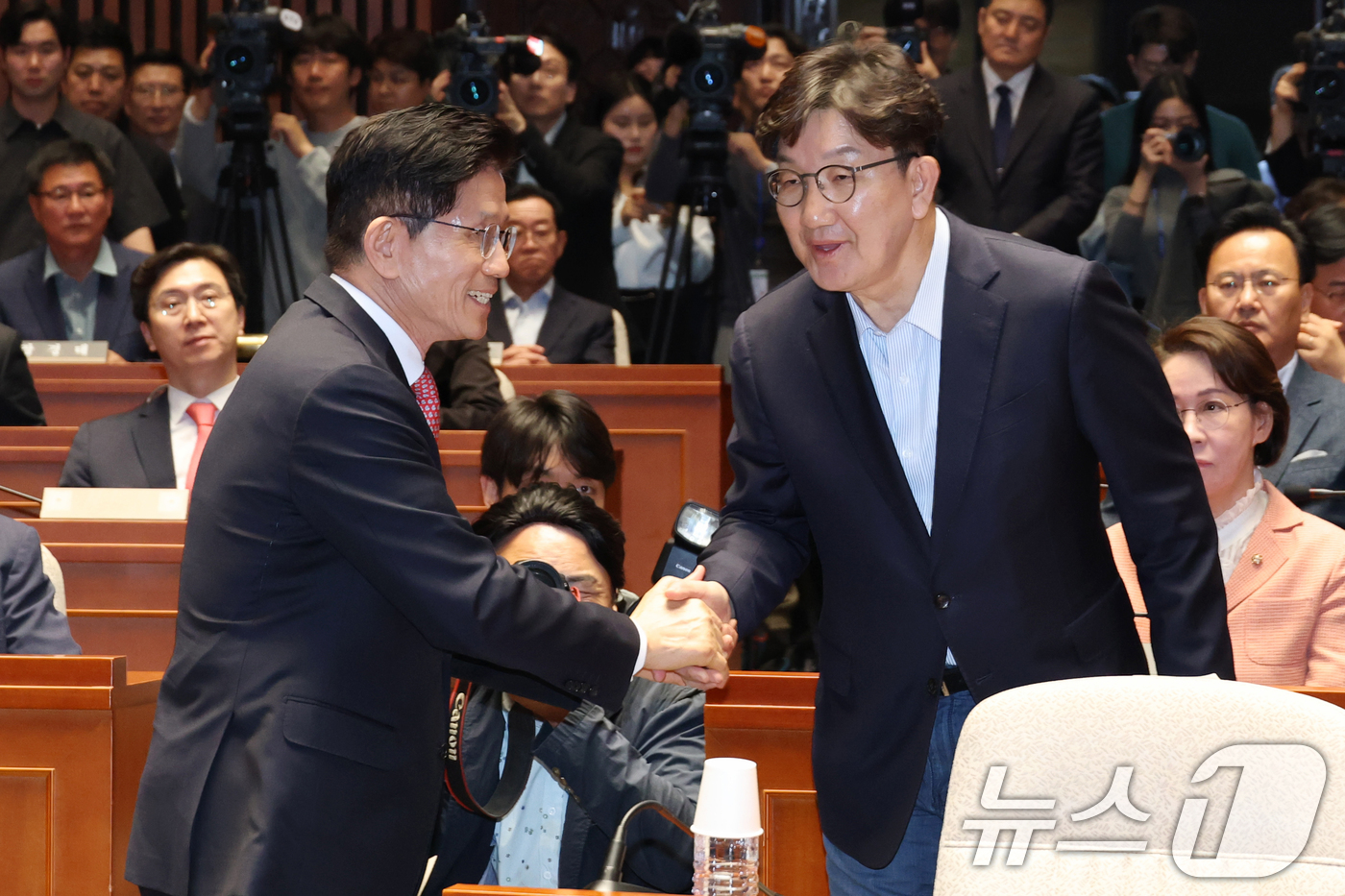 (서울=뉴스1) 이광호 기자 = 김문수 국민의힘 대통령 후보와 권성동 원내대표가 11일 오후 서울 여의도 국회에서 열린 의원총회에서 악수하고 있다.  2025.5.11/뉴스1