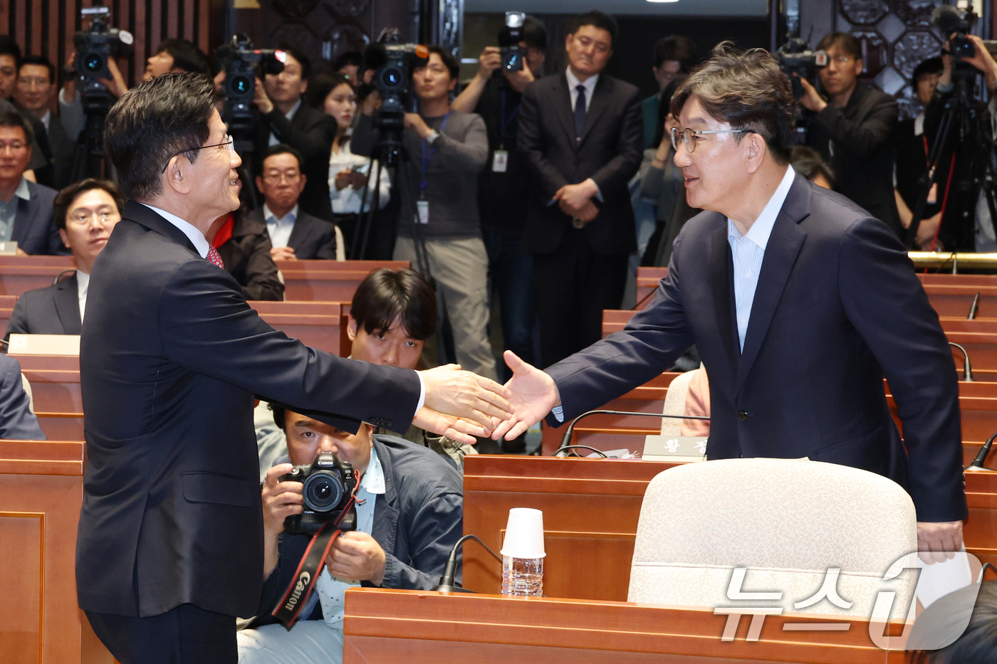 (서울=뉴스1) 이광호 기자 = 김문수 국민의힘 대통령 후보와 권성동 원내대표가 11일 오후 서울 여의도 국회에서 열린 의원총회에서 악수하고 있다.  2025.5.11/뉴스1