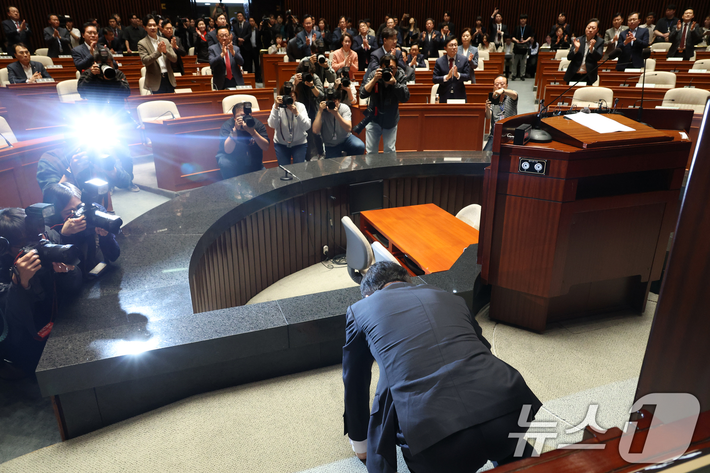 (서울=뉴스1) 이광호 기자 = 김문수 국민의힘 대통령 후보가 11일 오후 서울 여의도 국회에서 열린 의원총회에서 “국민의힘 대선 후보로서 나 역시 더 넓게 품지 못했던 점에 대해 …