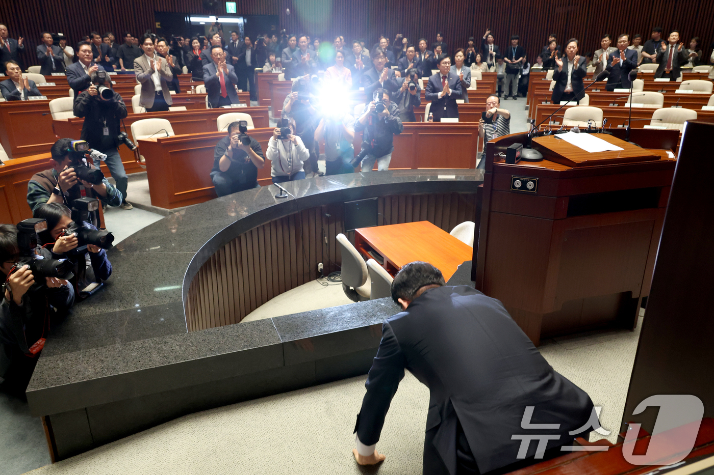 (서울=뉴스1) 이광호 기자 = 김문수 국민의힘 대통령 후보가 11일 오후 서울 여의도 국회에서 열린 의원총회에서 “국민의힘 대선 후보로서 나 역시 더 넓게 품지 못했던 점에 대해 …