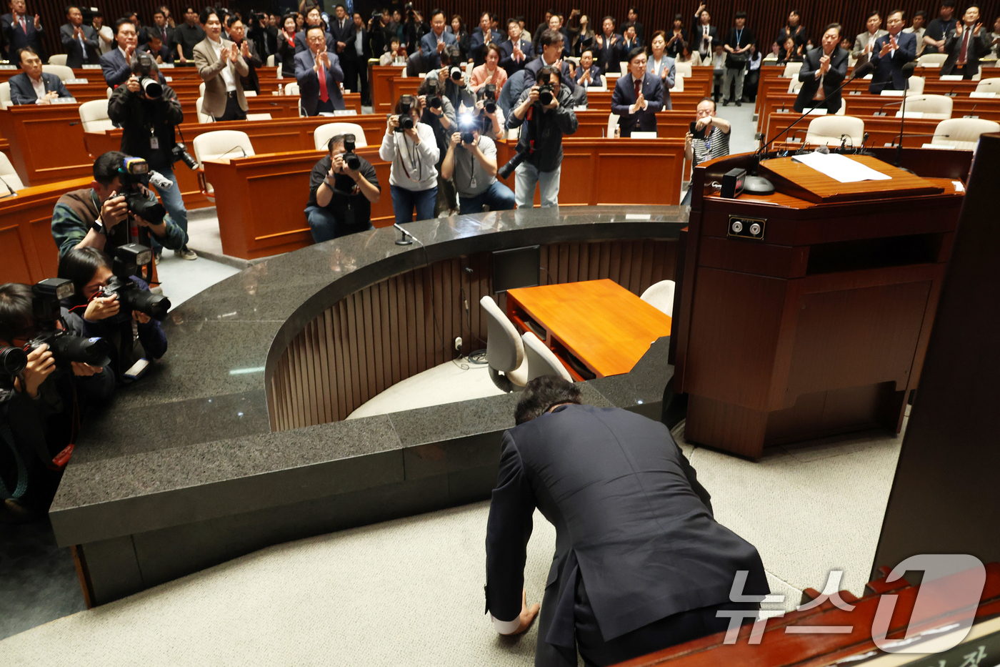 (서울=뉴스1) 이광호 기자 = 김문수 국민의힘 대통령 후보가 11일 오후 서울 여의도 국회에서 열린 의원총회에서 “국민의힘 대선 후보로서 나 역시 더 넓게 품지 못했던 점에 대해 …