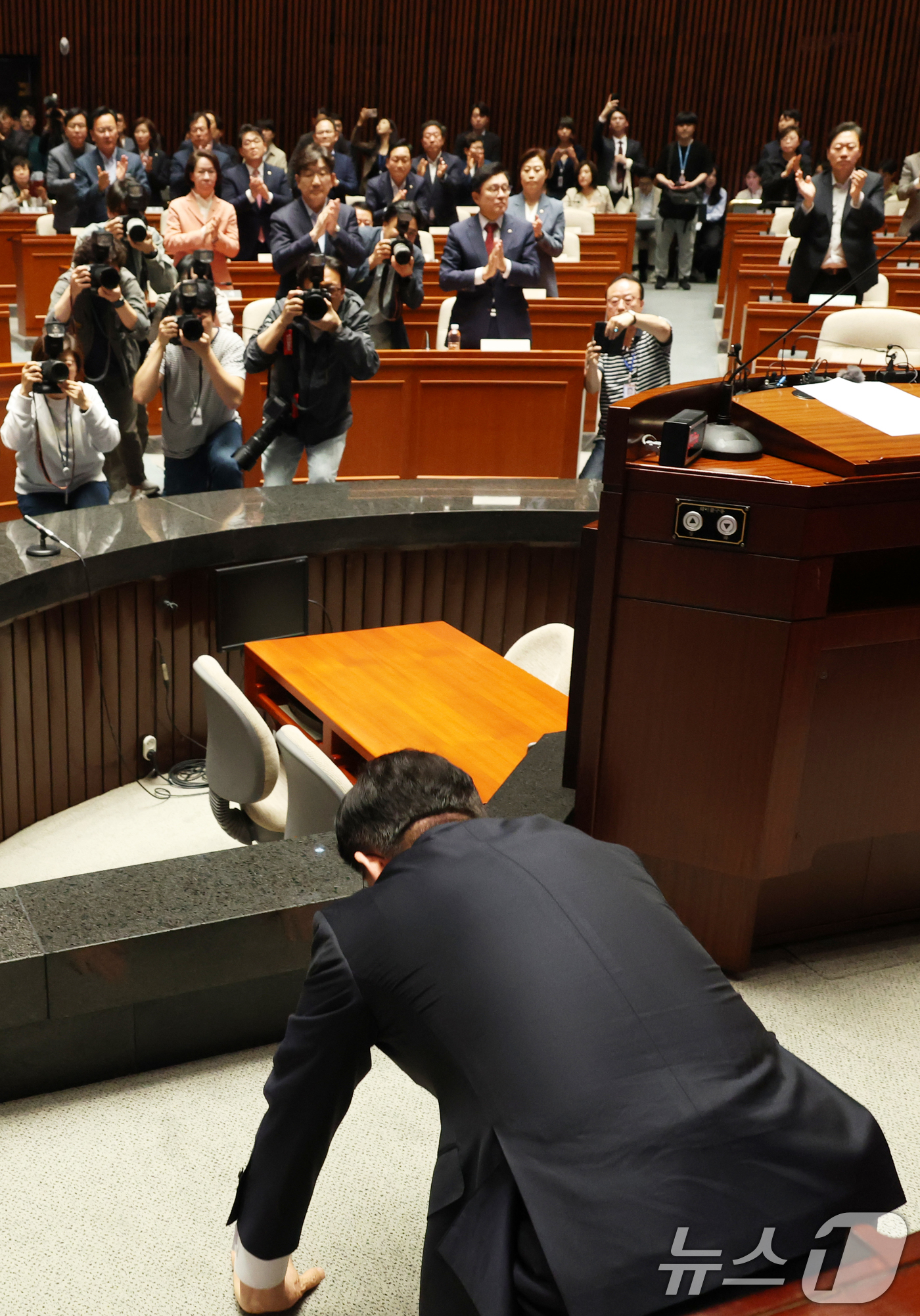 (서울=뉴스1) 이광호 기자 = 김문수 국민의힘 대통령 후보가 11일 오후 서울 여의도 국회에서 열린 의원총회에서 “국민의힘 대선 후보로서 나 역시 더 넓게 품지 못했던 점에 대해 …