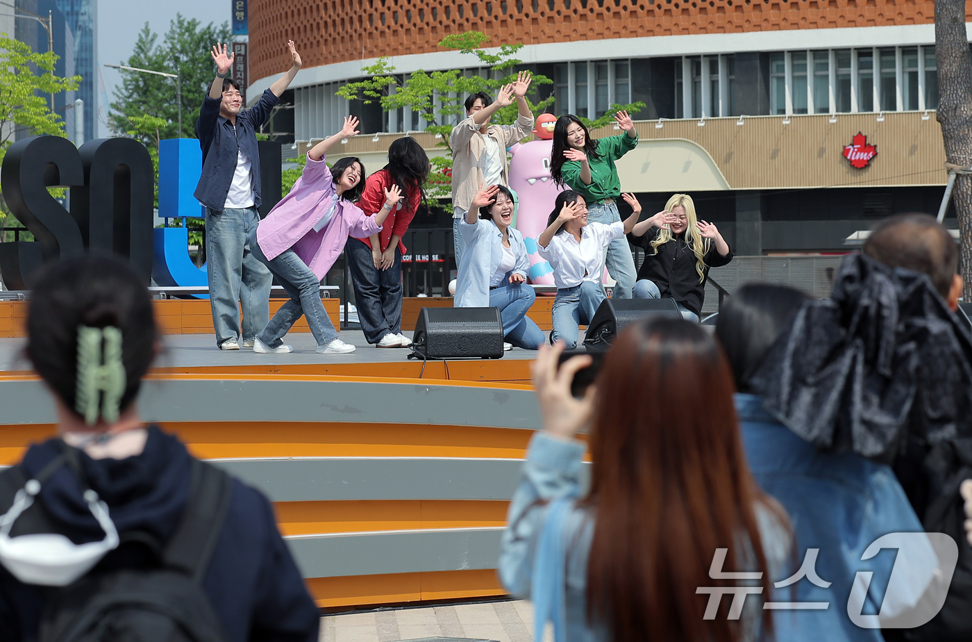 (서울=뉴스1) 박정호 기자 = 11일 오후 중구 서울광장을 찾은 시민들이 '문화가 흐르는 서울광장' 더마치컴퍼니의 애니메이션 OST·인기 뮤지컬 공연에 박수를 보내고 있다.  2 …