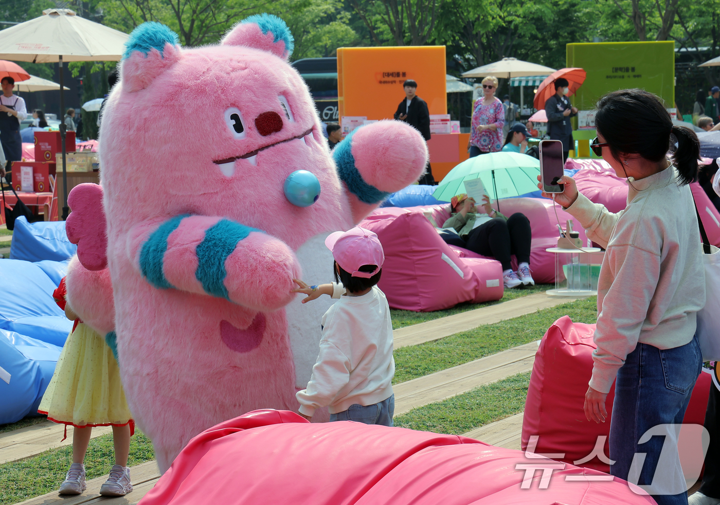 (서울=뉴스1) 박정호 기자 = 11일 오후 중구 서울광장을 찾은 어린이가 해치 캐릭터와 교감하고 있다. 2025.5.11/뉴스1