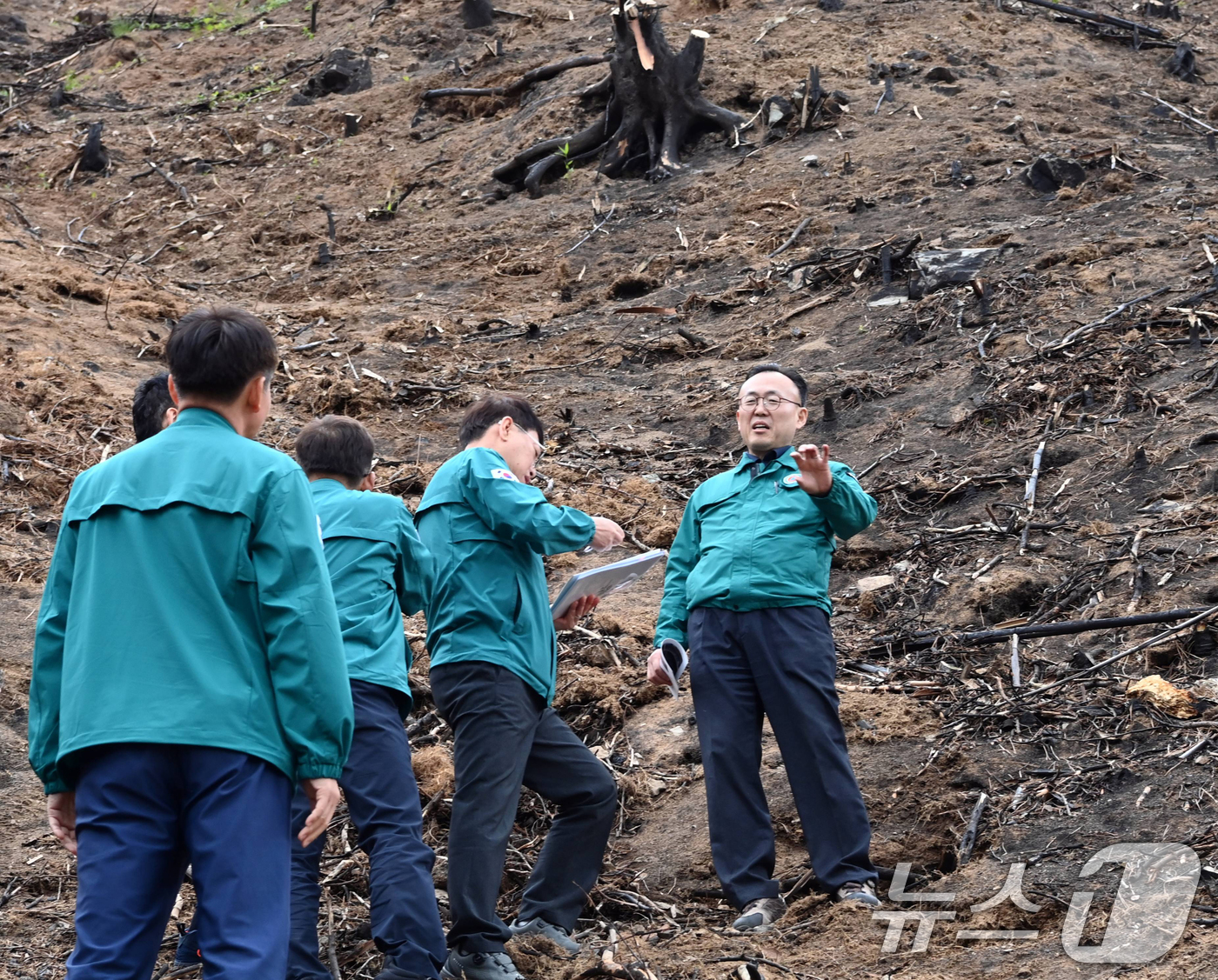 (서울=뉴스1) = 이한경 행정안전부 재난안전관리본부장이 지난 10일 경북 영양군 포산리를 방문해 여름철 집중호우시 대비해 산사태 위험지역을 점검하고 있다. (행정안전부 제공. 재 …