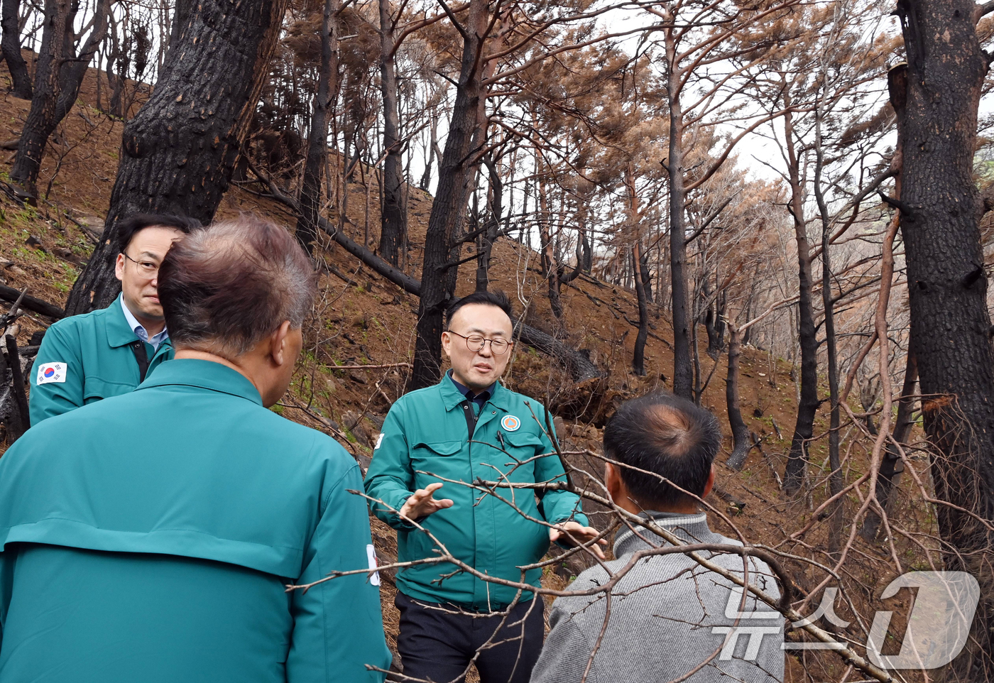 (서울=뉴스1) = 이한경 행정안전부 재난안전관리본부장이 지난 10일 경북 영덕군 사면 정비현장을 방문해 여름철 집중호우시 대비해 산사태 위험지역을 점검하고 있다.(행정안전부 제공 …