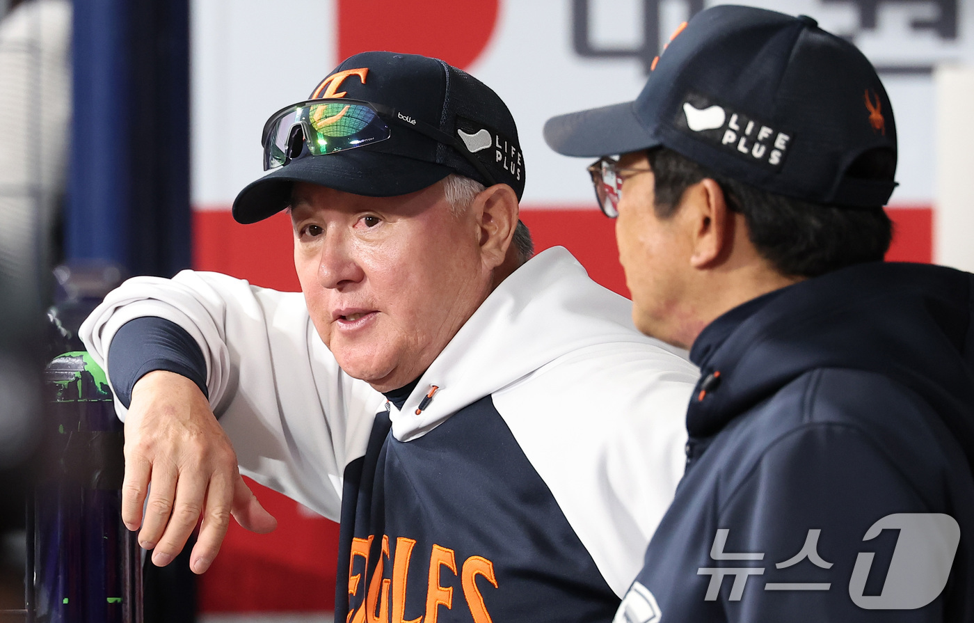 (서울=뉴스1) 김성진 기자 = 한화 김경문 감독과 양상문 투수코치가 11일 서울 구로구 고척스카이돔에서 열린 '2025 신한 SOL뱅크 KBO리그' 한화 이글스와 키움 히어로즈의 …