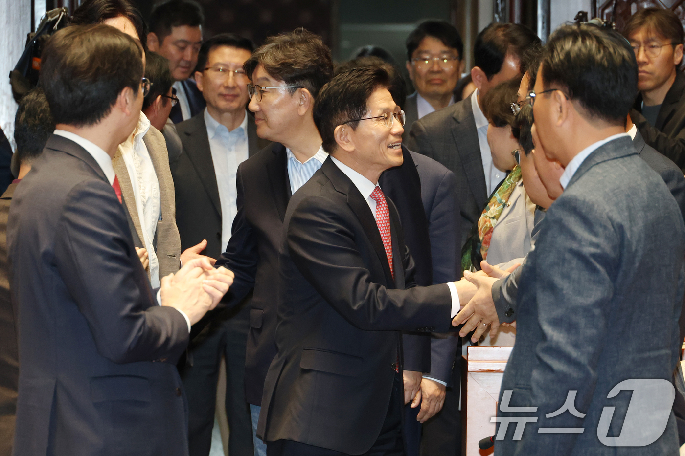 (서울=뉴스1) 이광호 기자 = 김문수 국민의힘 대통령 후보와 권성동 원내대표가 11일 오후 서울 여의도 국회에서 열린 의원총회에 참석하며 의원들과 인사나누고 있다.  2025.5 …
