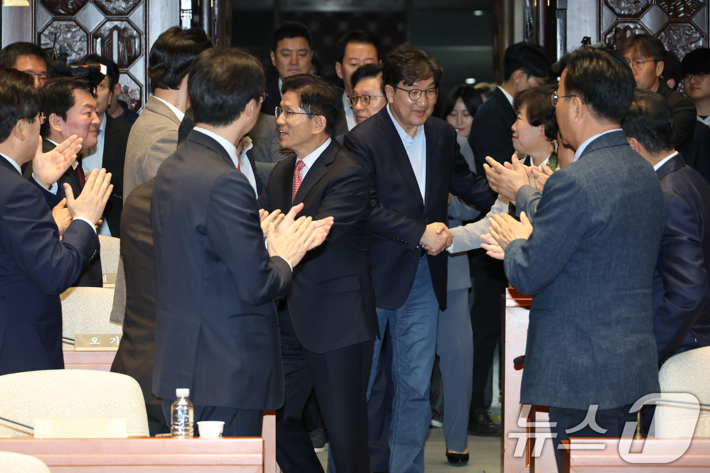 (서울=뉴스1) 이광호 기자 = 김문수 국민의힘 대통령 후보와 권성동 원내대표가 11일 오후 서울 여의도 국회에서 열린 의원총회에 참석하며 의원들과 인사나누고 있다.  2025.5 …