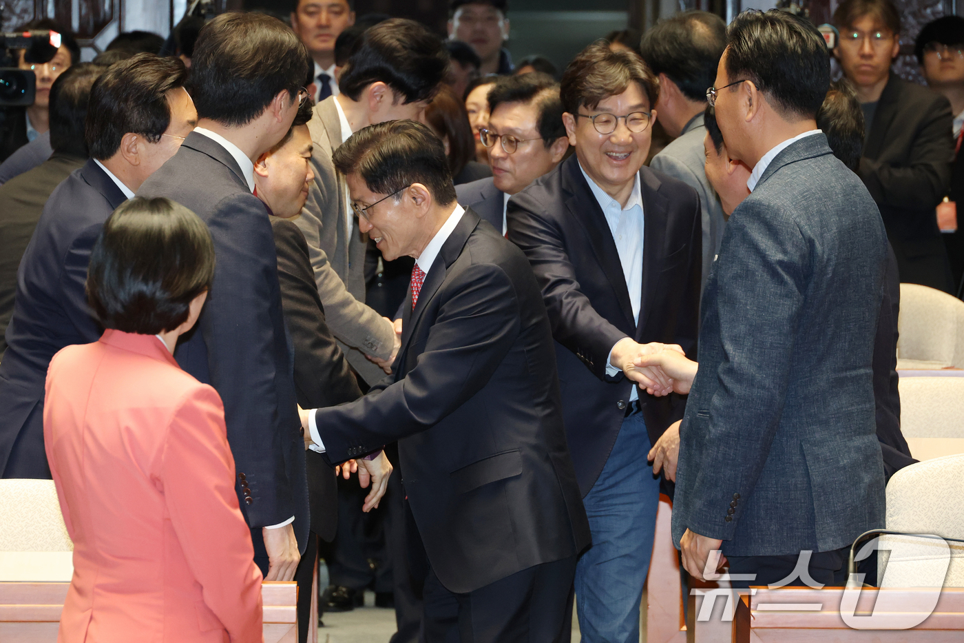 (서울=뉴스1) 이광호 기자 = 김문수 국민의힘 대통령 후보와 권성동 원내대표가 11일 오후 서울 여의도 국회에서 열린 의원총회에 참석하며 의원들과 인사나누고 있다.  2025.5 …