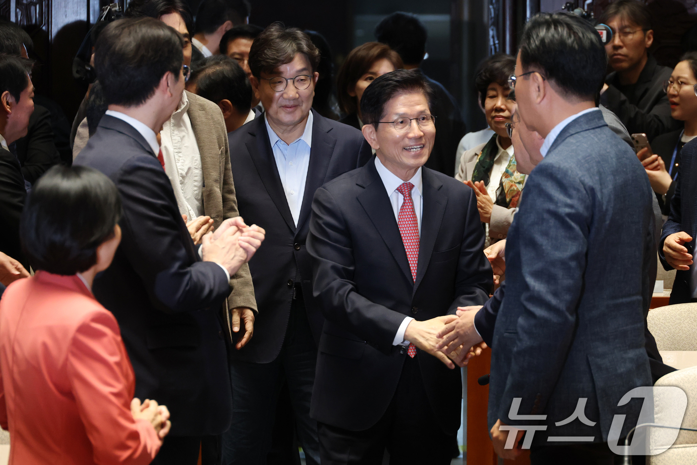 (서울=뉴스1) 이광호 기자 = 김문수 국민의힘 대통령 후보와 권성동 원내대표가 11일 오후 서울 여의도 국회에서 열린 의원총회에 참석하며 의원들과 인사나누고 있다.  2025.5 …