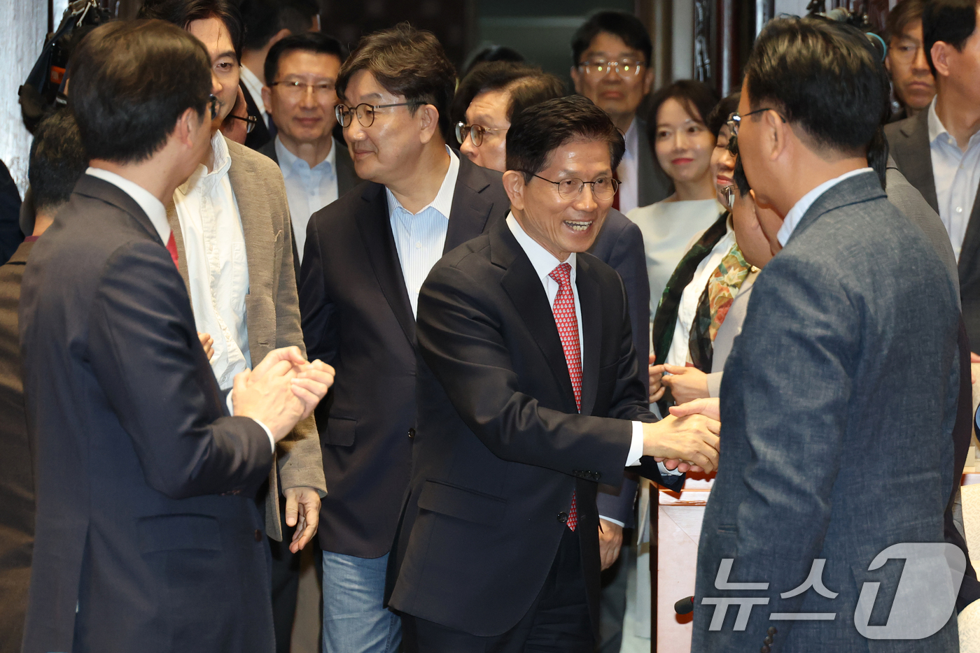 (서울=뉴스1) 이광호 기자 = 김문수 국민의힘 대통령 후보와 권성동 원내대표가 11일 오후 서울 여의도 국회에서 열린 의원총회에 참석하며 의원들과 인사나누고 있다.  2025.5 …