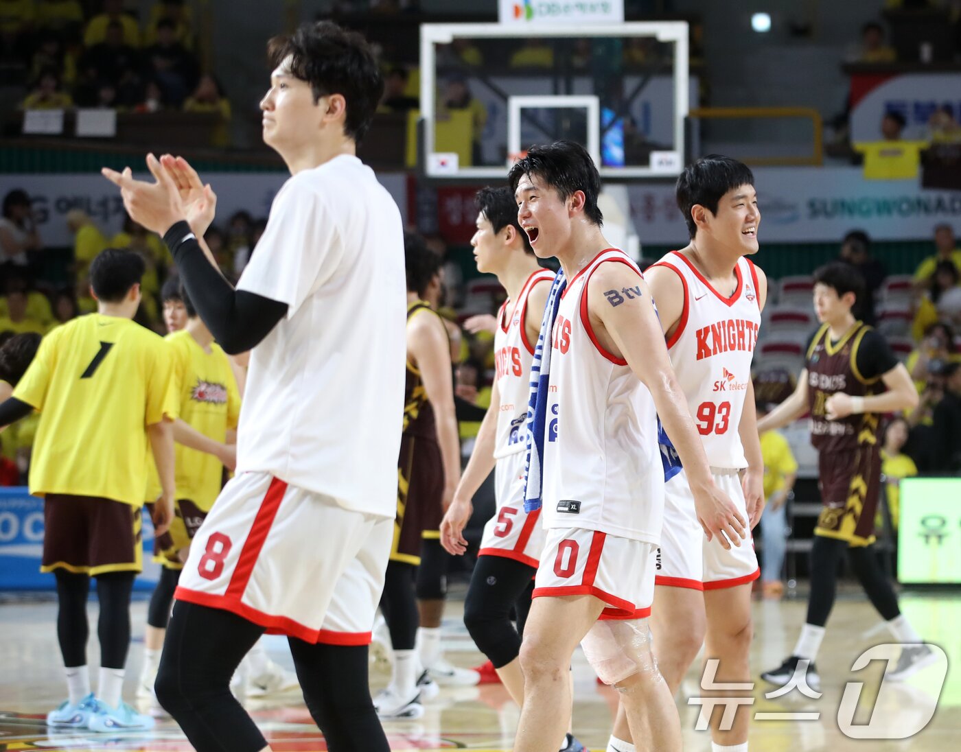 본문 이미지 - 11일 오후 경남 창원 성산구 창원체육관에서 열린 '2024-25 KCC 프로농구 챔피언결정전 4차전' 창원 LG 세이커스와 서울 SK 나이츠의 경기에서 73대 48로 승리한 SK 선수들이 기뻐하고 있다. 2025.5.11/뉴스1 ⓒ News1 윤일지 기자
