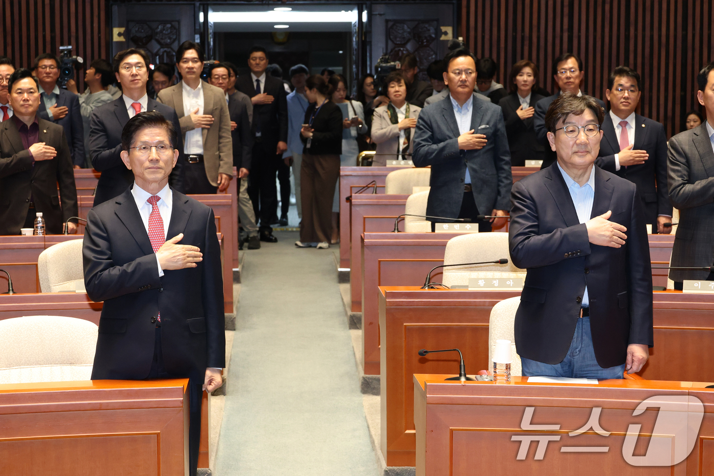 (서울=뉴스1) 이광호 기자 = 김문수 국민의힘 대통령 후보와 권성동 원내대표가 11일 오후 서울 여의도 국회에서 열린 의원총회에 참석해 국민의례를 하고 있다.  2025.5.11 …