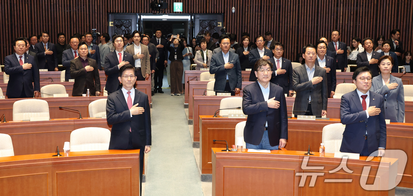 (서울=뉴스1) 이광호 기자 = 김문수 국민의힘 대통령 후보와 권성동 원내대표가 11일 오후 서울 여의도 국회에서 열린 의원총회에 참석해 국민의례를 하고 있다.  2025.5.11 …