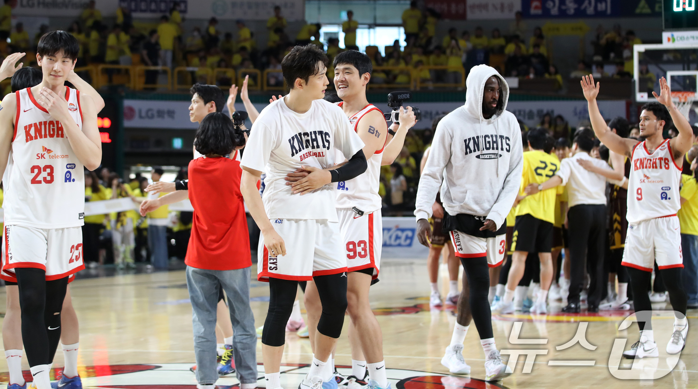 (창원=뉴스1) 윤일지 기자 = 11일 오후 경남 창원 성산구 창원체육관에서 열린 '2024-25 KCC 프로농구 챔피언결정전 4차전' 창원 LG 세이커스와 서울 SK 나이츠의 경 …