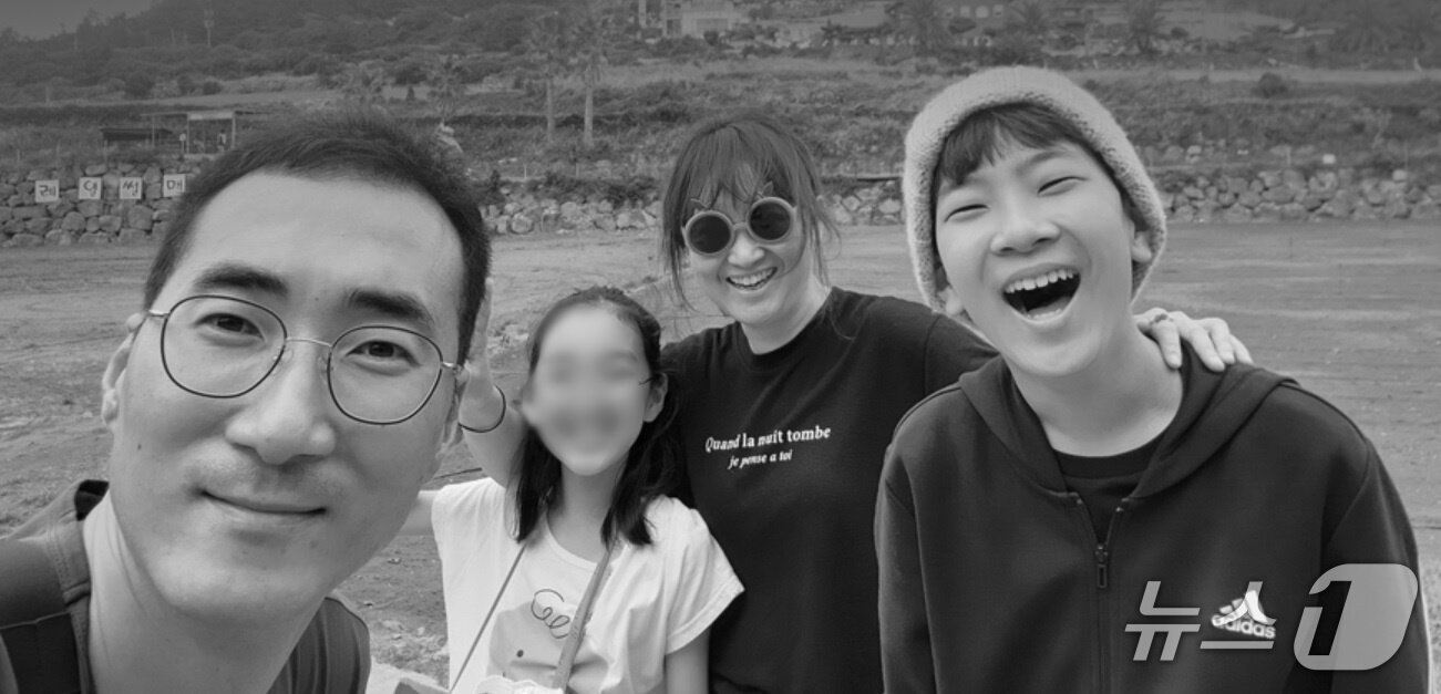 본문 이미지 - 2022년 12월 강원 강릉에서 발생한 차량 급발진 의심사고로 숨진 이도현군(사진 오른쪽)과 아버지 이상훈씨(사진 왼쪽) 와 동생, 어머니.(이상훈씨 제공, 재판매 및 DB 금지)