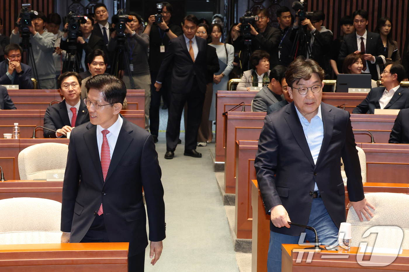 (서울=뉴스1) 이광호 기자 = 김문수 국민의힘 대통령 후보와 권성동 원내대표가 11일 오후 서울 여의도 국회에서 열린 의원총회에 참석하고 있다.  2025.5.11/뉴스1