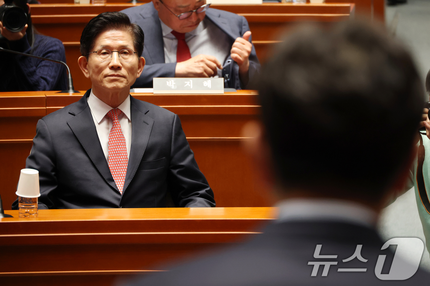 (서울=뉴스1) 이광호 기자 = 김문수 국민의힘 대통령 후보가 11일 오후 서울 여의도 국회에서 열린 의원총회에서 권성동 원내대표의 발언을 듣고 있다.  2025.5.11/뉴스1