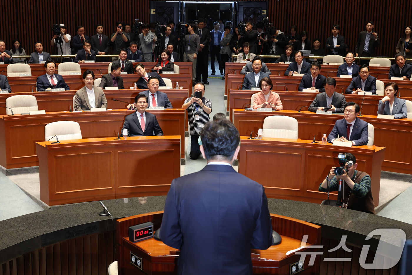 (서울=뉴스1) 이광호 기자 = 김문수 국민의힘 대통령 후보와 의원들이 11일 오후 서울 여의도 국회에서 열린 의원총회에서 권성동 원내대표의 발언을 듣고 있다.  2025.5.11 …