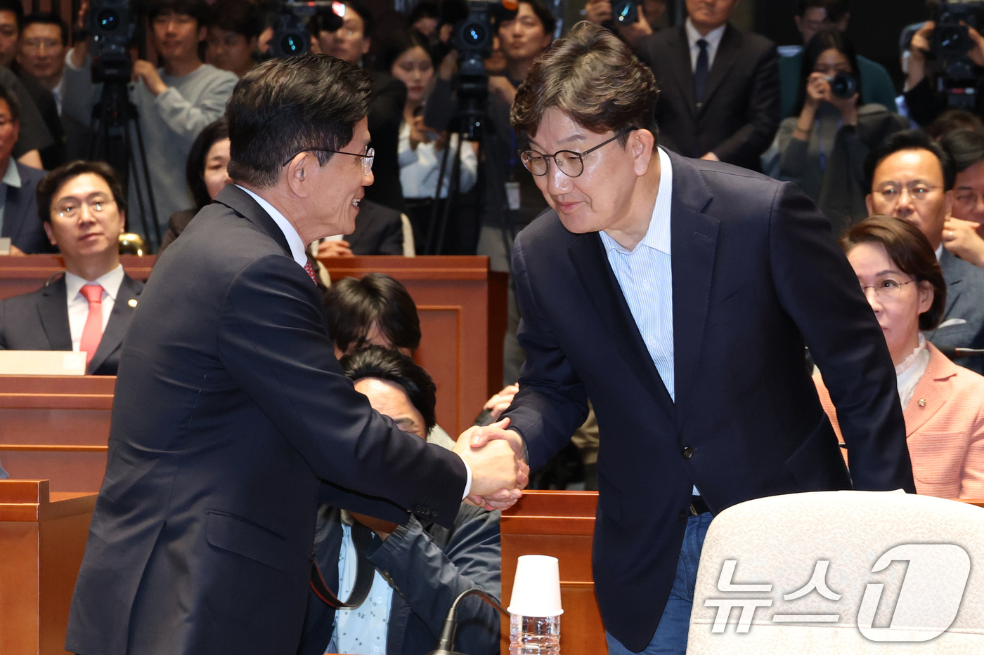 (서울=뉴스1) 이광호 기자 = 김문수 국민의힘 대통령 후보가 11일 오후 서울 여의도 국회에서 열린 의원총회에 참석해 권성동 원내대표와 악수하고 있다.  2025.5.11/뉴스1 …