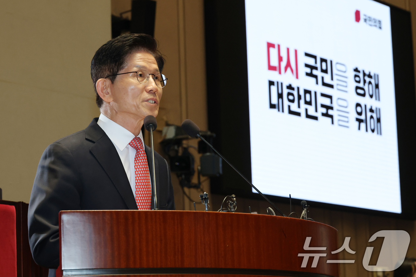 (서울=뉴스1) 이광호 기자 = 김문수 국민의힘 대통령 후보가 11일 오후 서울 여의도 국회에서 열린 의원총회에서 인사말을 하고 있다. 2025.5.11/뉴스1