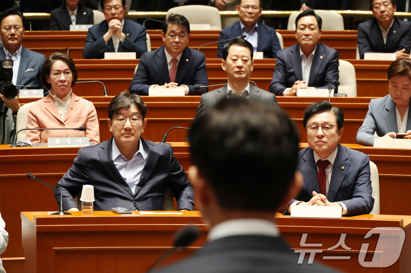 (서울=뉴스1) 이광호 기자 = 권성동 국민의힘 원내대표와 의원들이 11일 오후 서울 여의도 국회에서 열린 의원총회에서 김문수 대통령 후보의 인사말을 듣고 있다.  2025.5.1 …