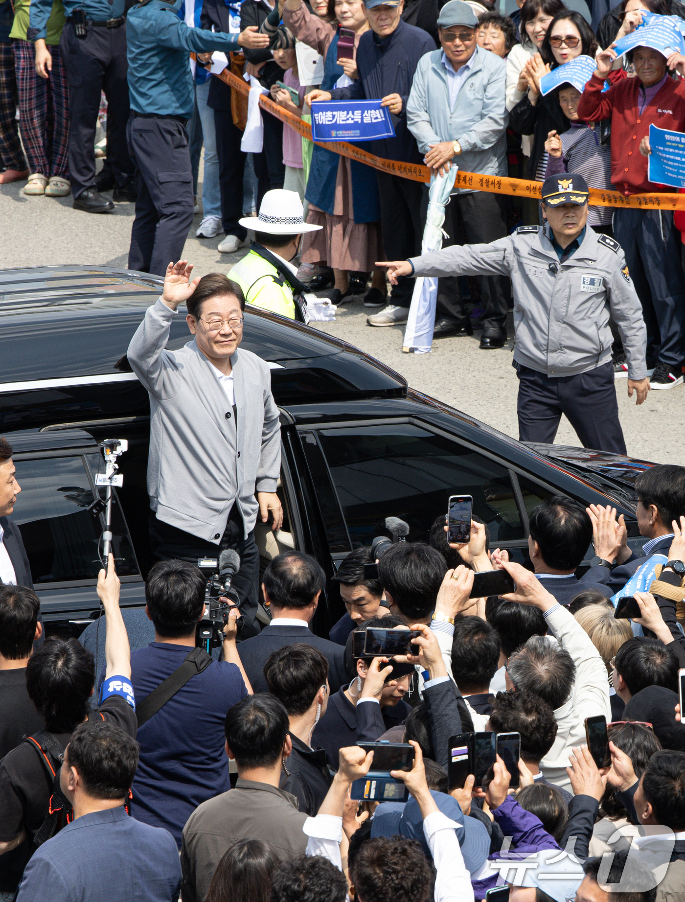 (영암=뉴스1) 이재명 기자 = 경청투어에 나선 이재명 더불어민주당 대통령 후보가 11일 오후 전남 영암군 독천낙지거리에 도착하고 있다. 2025.5.11/뉴스1