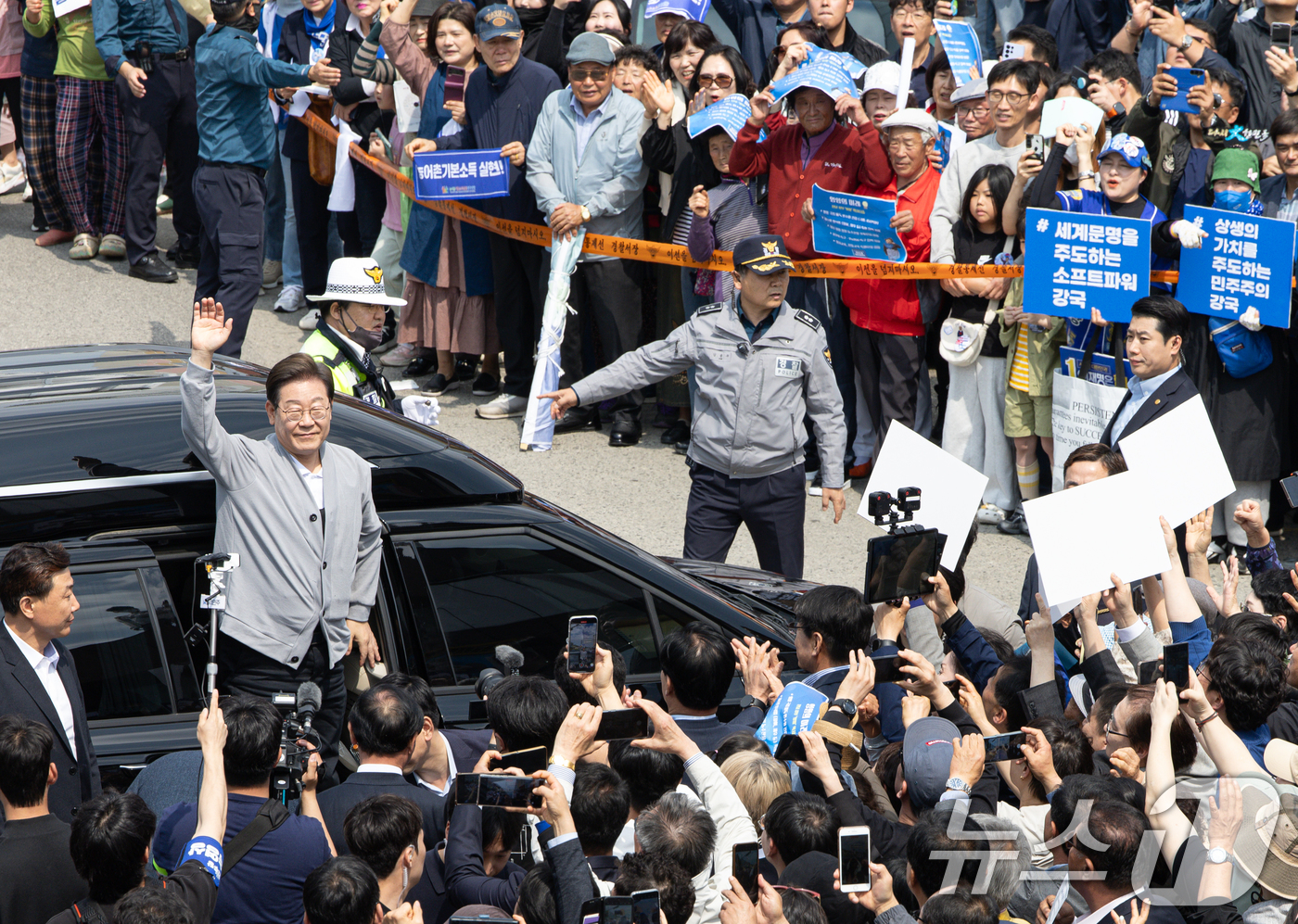 (영암=뉴스1) 이재명 기자 = 경청투어에 나선 이재명 더불어민주당 대통령 후보가 11일 오후 전남 영암군 독천낙지거리에 도착하고 있다. 2025.5.11/뉴스1