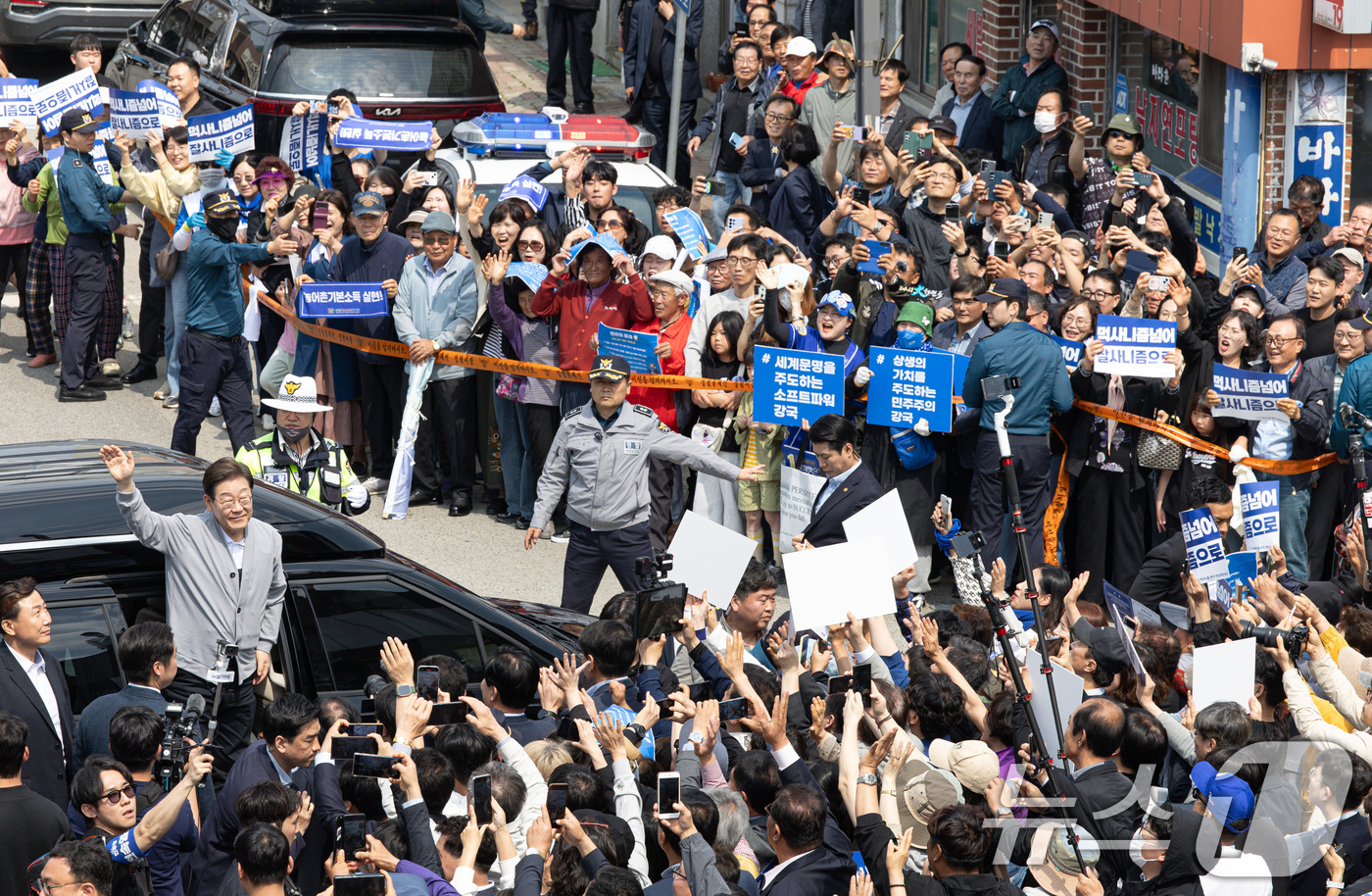 (영암=뉴스1) 이재명 기자 = 경청투어에 나선 이재명 더불어민주당 대통령 후보가 11일 오후 전남 영암군 독천낙지거리에 도착하고 있다. 2025.5.11/뉴스1