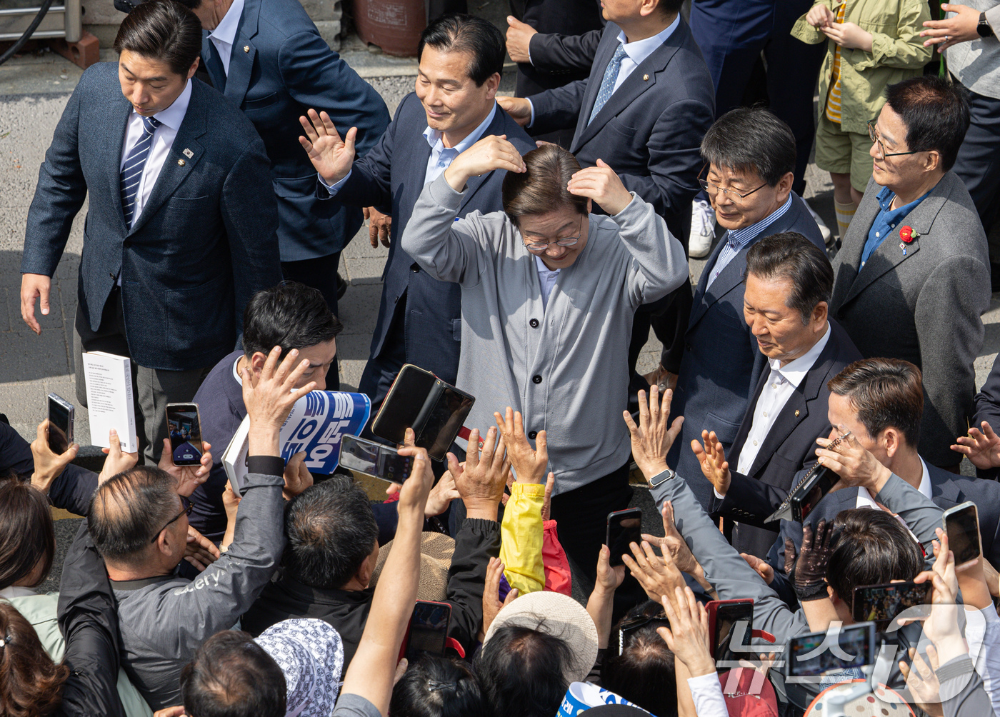 (영암=뉴스1) 이재명 기자 = 경청투어에 나선 이재명 더불어민주당 대통령 후보가 11일 오후 전남 영암군 독천낙지거리에서 시민들에게 하트를 그려보이고 있다. 2025.5.11/뉴 …