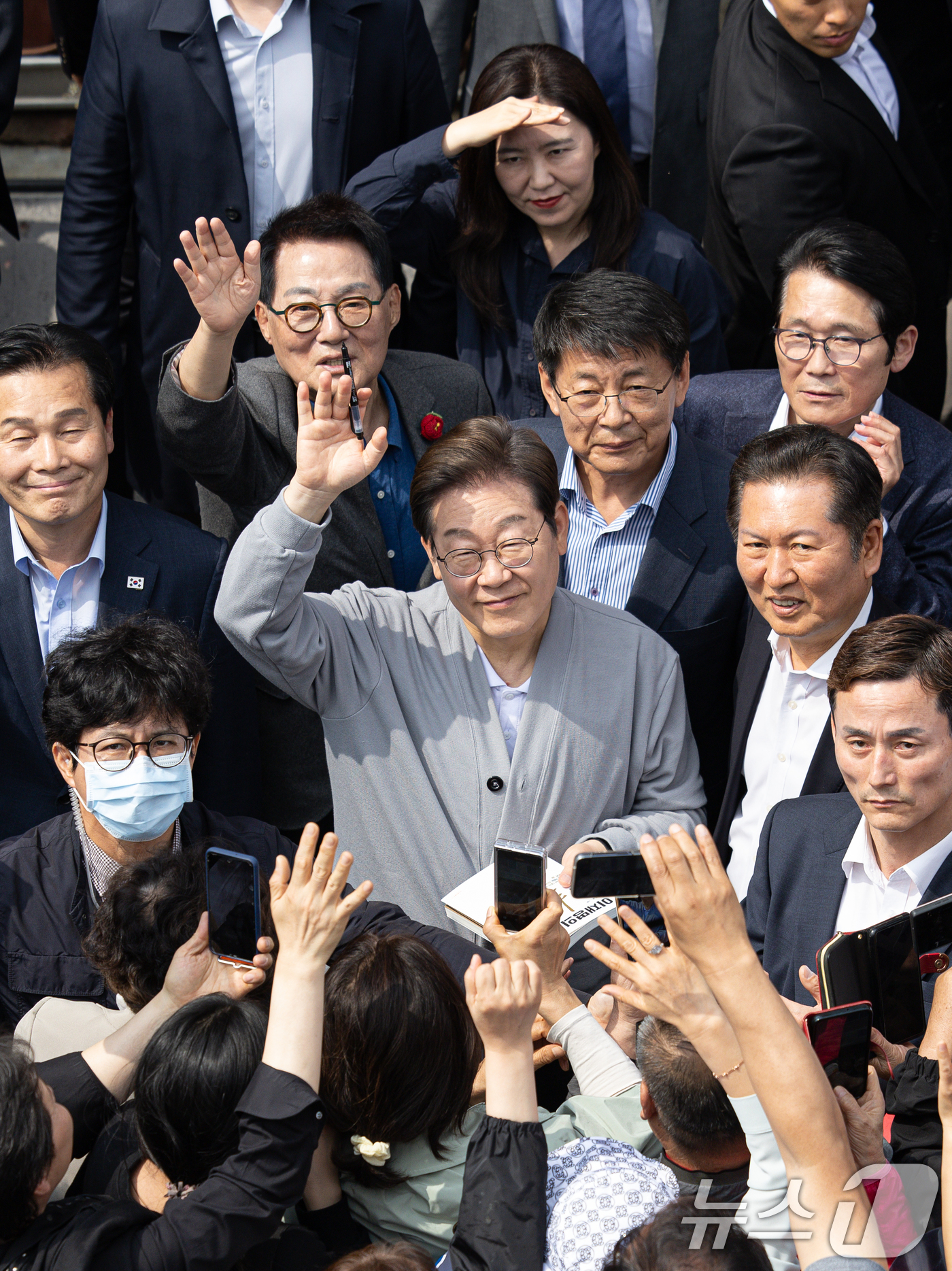 (영암=뉴스1) 이재명 기자 = 경청투어에 나선 이재명 더불어민주당 대통령 후보가 11일 오후 전남 영암군 독천낙지거리에서 손을 흔들며 인사하고 있다. 2025.5.11/뉴스1