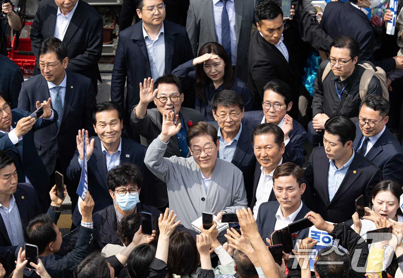 (영암=뉴스1) 이재명 기자 = 경청투어에 나선 이재명 더불어민주당 대통령 후보가 11일 오후 전남 영암군 독천낙지거리에서 손을 흔들며 인사하고 있다. 2025.5.11/뉴스1