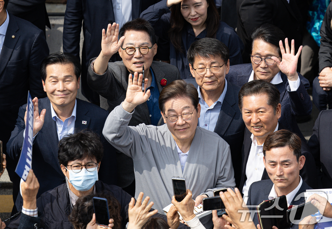 (영암=뉴스1) 이재명 기자 = 경청투어에 나선 이재명 더불어민주당 대통령 후보가 11일 오후 전남 영암군 독천낙지거리에서 손을 흔들며 인사하고 있다. 2025.5.11/뉴스1